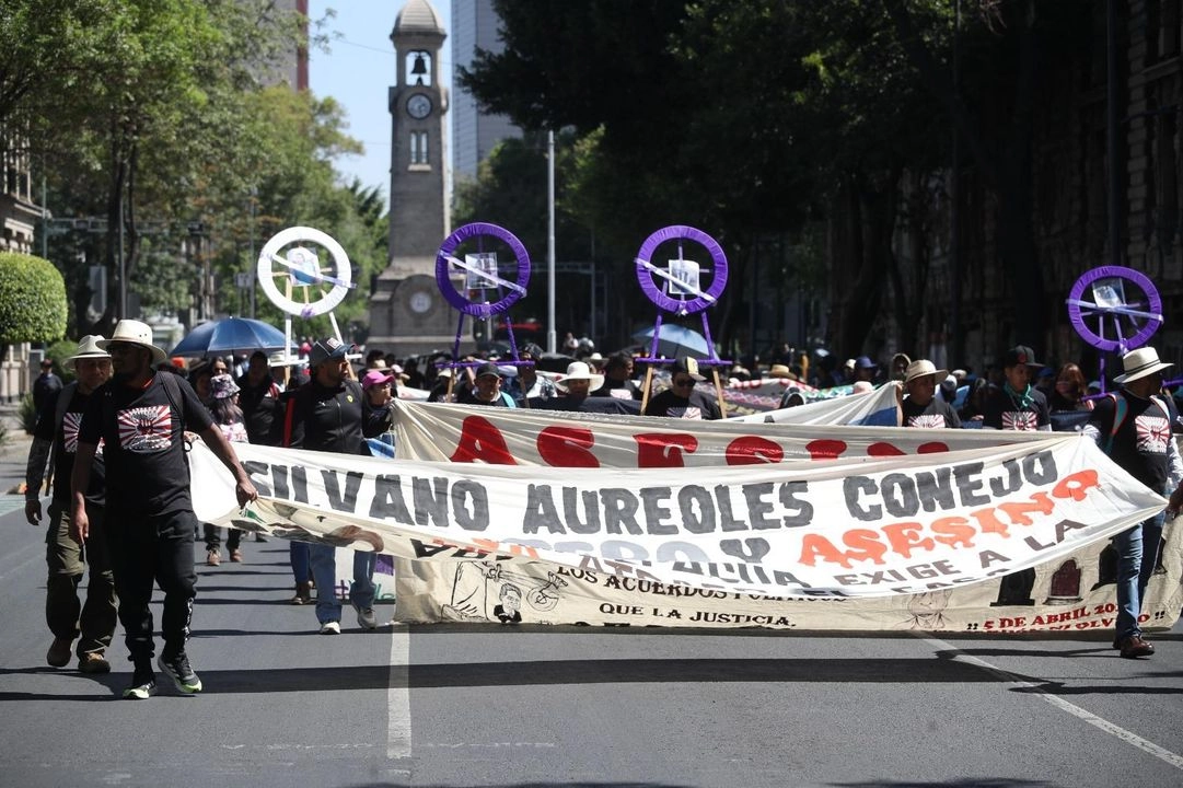 Comuneros de Arantepacua, Michoacán exigen justicia frente a la FGR y Segob en la CDMX, tras ocho años de la masacre en su localidad. Foto