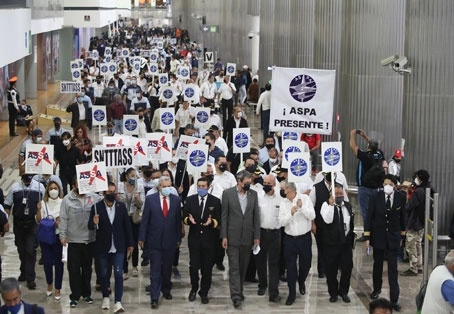Trabajadores jubilados y sindicalizados se manifestaron en la terminal 1 del Aeropuerto Internacional de la Ciudad de México para conmemorar 100 años de la creación de la aerolínea. Foto María Luisa Severiano
