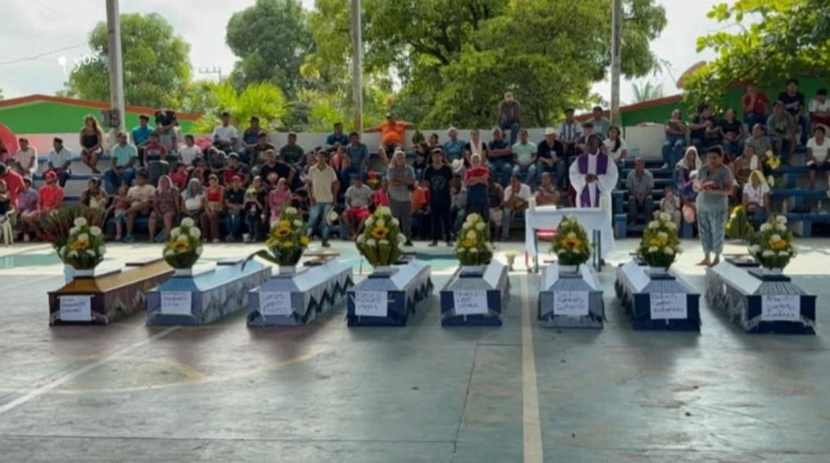 En la página de Facebook Ayutla Pueblito Bello, los lugareños difundieron una fotografía con los féretros de ocho de los 10 policías comunitarios abatidos. Foto