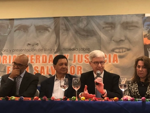 En imagen de archivo, familiares de los periodistas neerlandeses asesinados en 1982 en El Salvador realizan durante una conferencia de prensa.