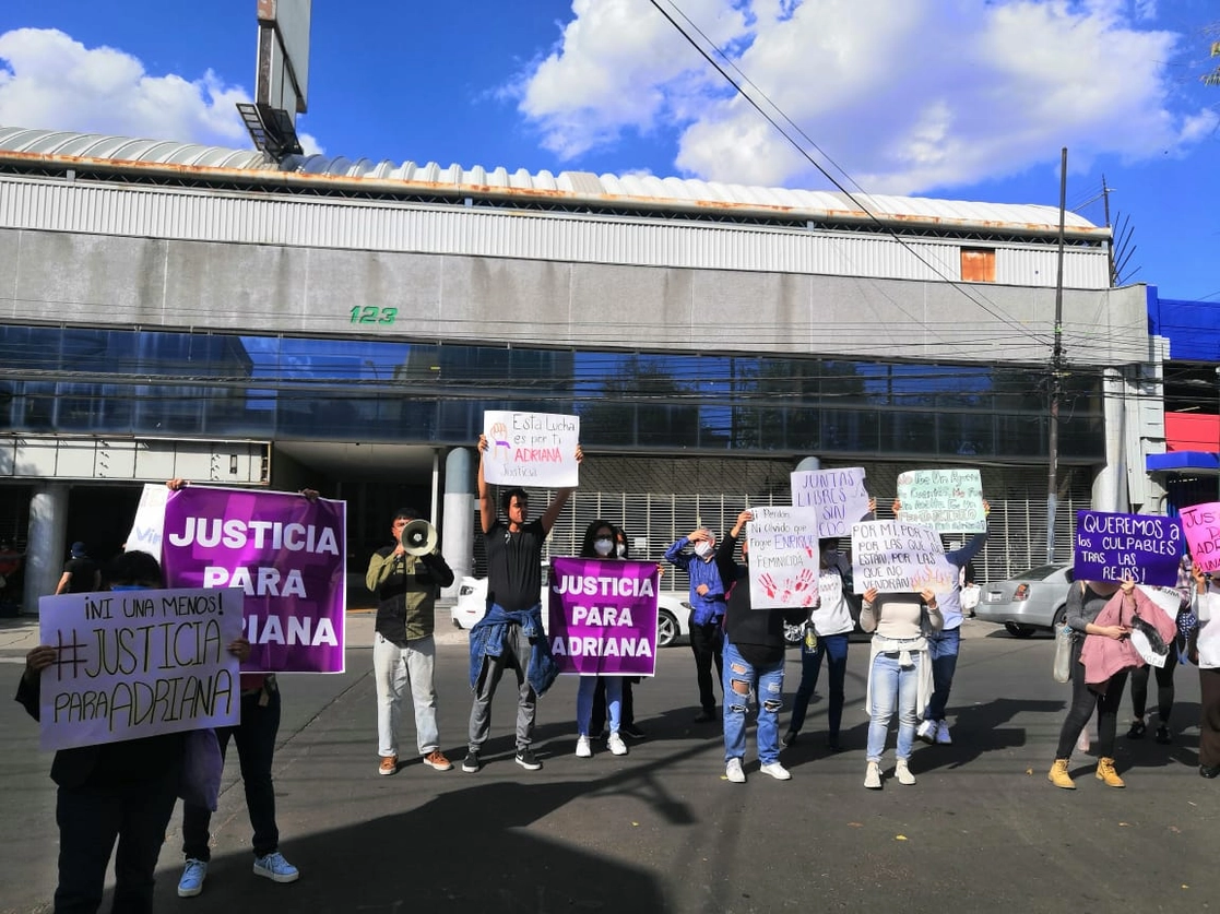 Familiares y amigos de Adriana Arana, piden que se reclasifique el delito de homicidio a feminicidio. Foto La Jornada