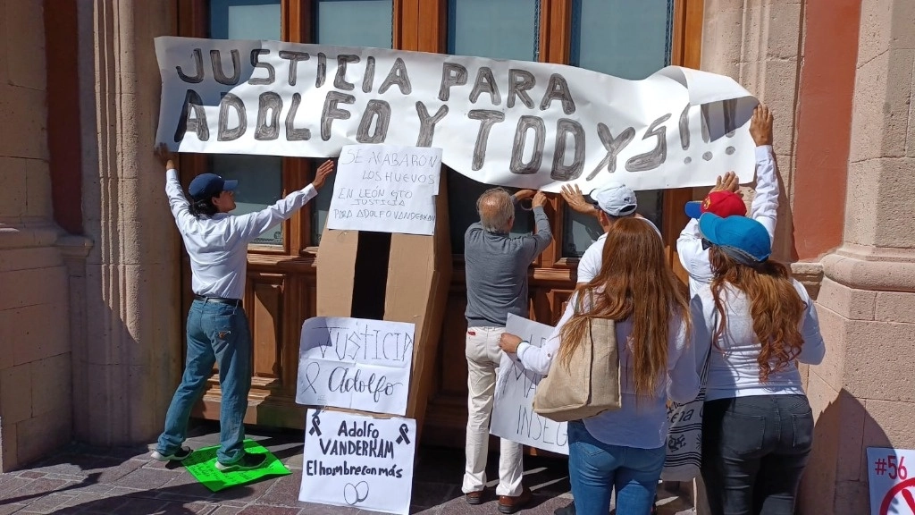 Seguidores del activista Adolfo Enríquez marcharon para pedir justicia por su homicidio. Foto Carlos García