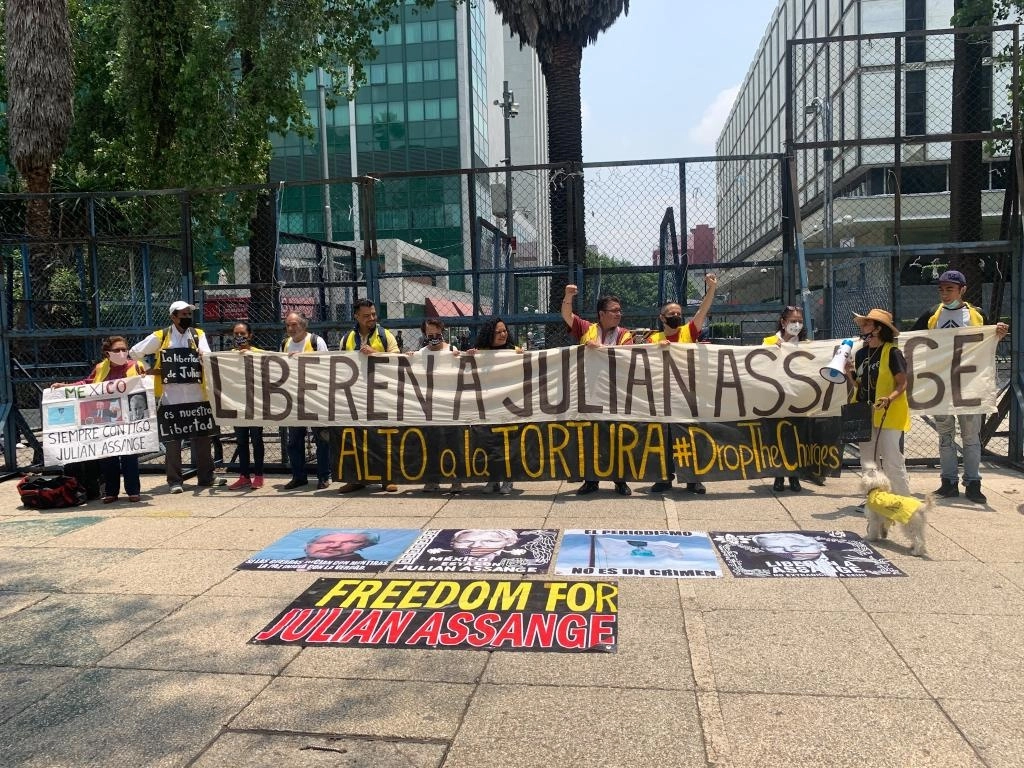 El colectivo 24F Coalición Vida y Libertad Julian Assange convocan a la protesta y marcha para exigir justicia para el fundador de WikiLeaks, el 18 de junio de 2022. Foto Pablo Ramos
