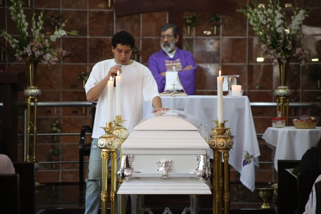 Familiares y amigos de Diego Ignacio Paz, de 22 años, ayer, durante una misa de cuerpo presente en la funeraria Núñez Banuet de la colonia Reforma, en la capital de Oaxaca. Foto Jorge A. Pérez