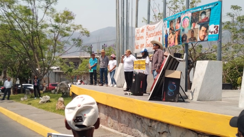 Aspecto de la protesta del Colectivo de Desaparecidos 'Lupita Rodríguez de Chilpancingo, y alumnos de la Normal de Ayototzinapa, protestaron en la capital en demanda de justicia y presentación con vida de sus familiares. Foto La Jornada 