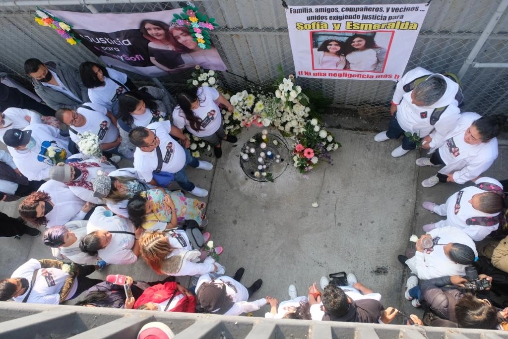 Familiares de las hermanas Sofía y Esmeralda, quienes fallecieron al caer en una coladera destapada mientras se dirigían a un concierto en el Palacio de los Deportes, realizan un homenaje en el lugar del incidente. Foto José Antonio López