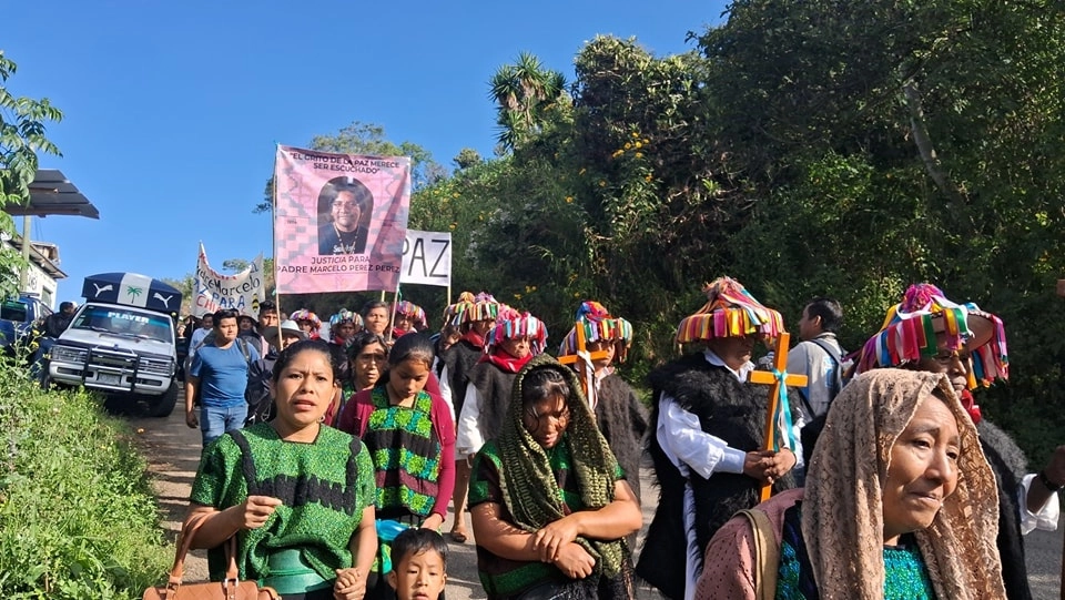 También demandaron que “se reconozca públicamente la inocencia del padre Marcelo”, sobre quien pesaba una orden de aprehensión por la desaparición de 18 pobladores de Paneltelhó cuando fue asesinado. Foto Elio Henriquez Tobar 