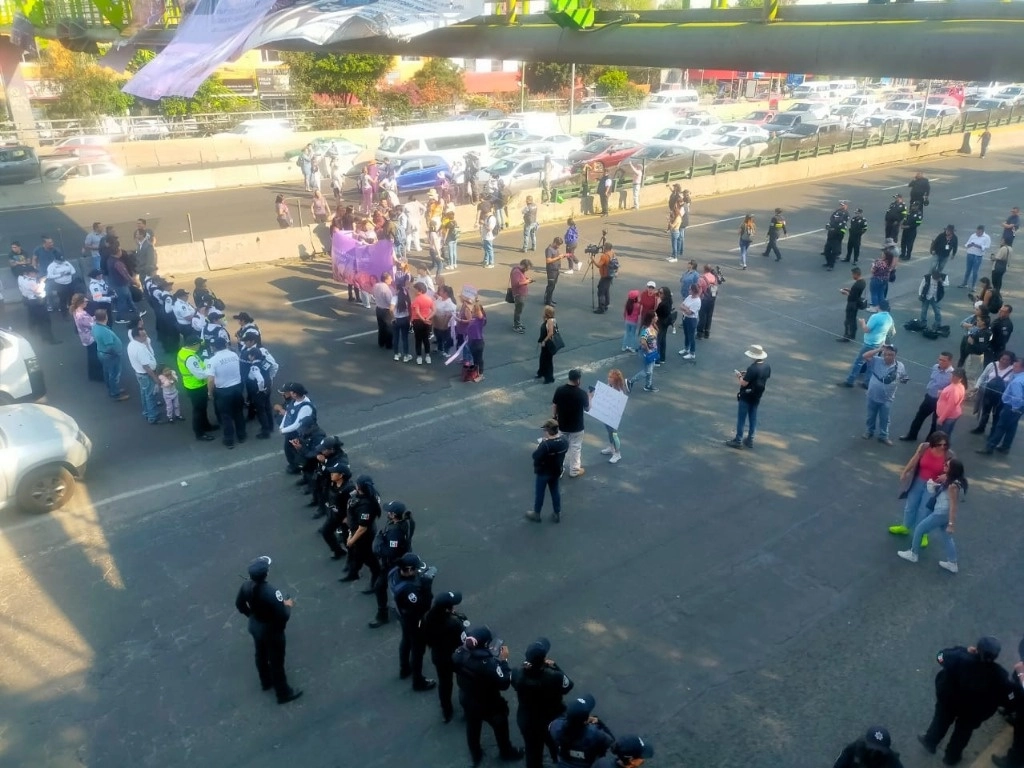 Con cierre de vialidad exigen justicia para menor de cuatro años.  Foto Silvia Chávez González. 