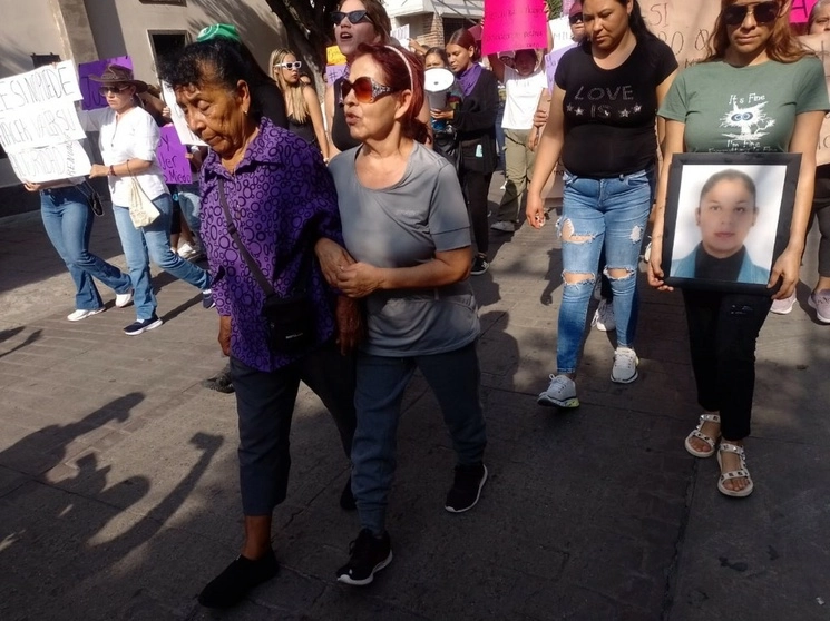 Ernestina, madre de Milagros Monserrat Meza de la Rosa, marchó cobijada por la colectiva Red Feminista León. Foto La Jornada