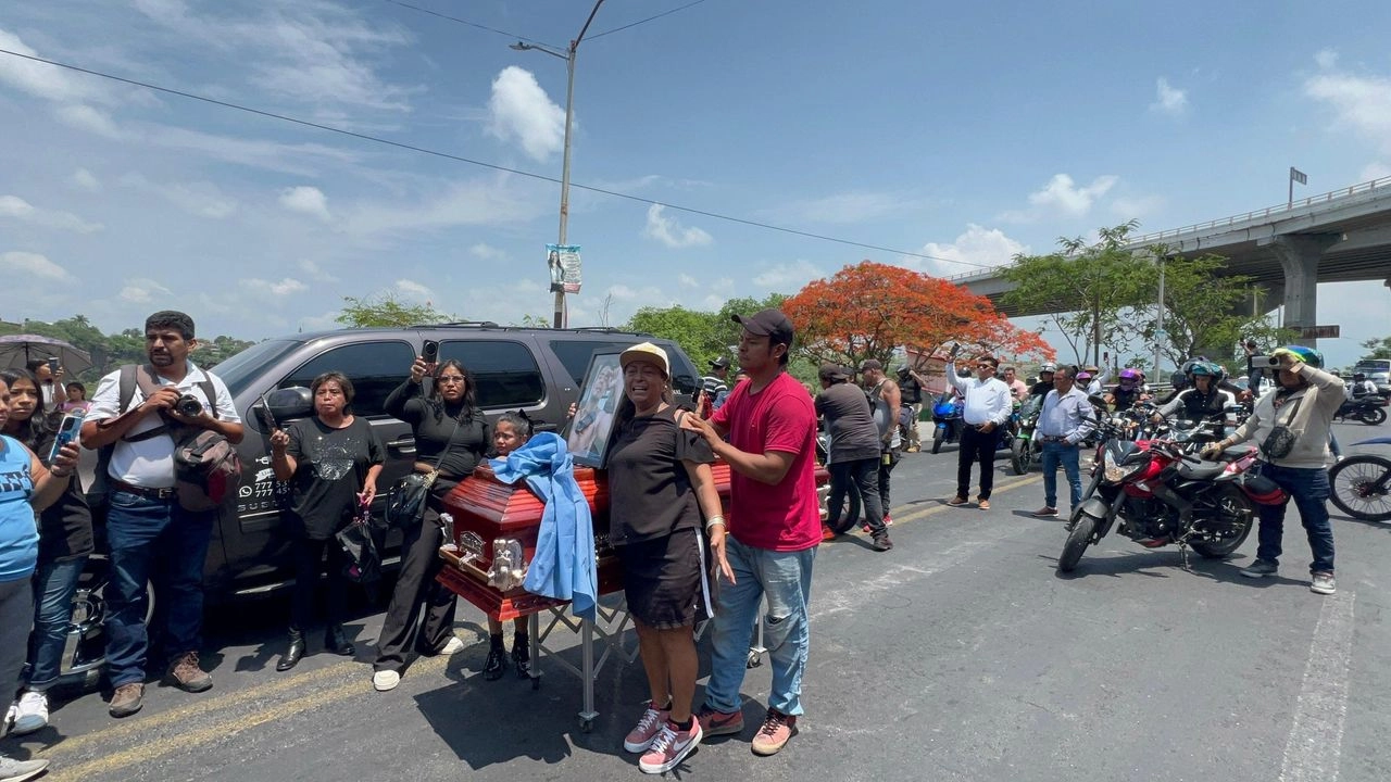 Familiares y amigos protestaron en el sitio donde fue ultimado Adrián. Foto 