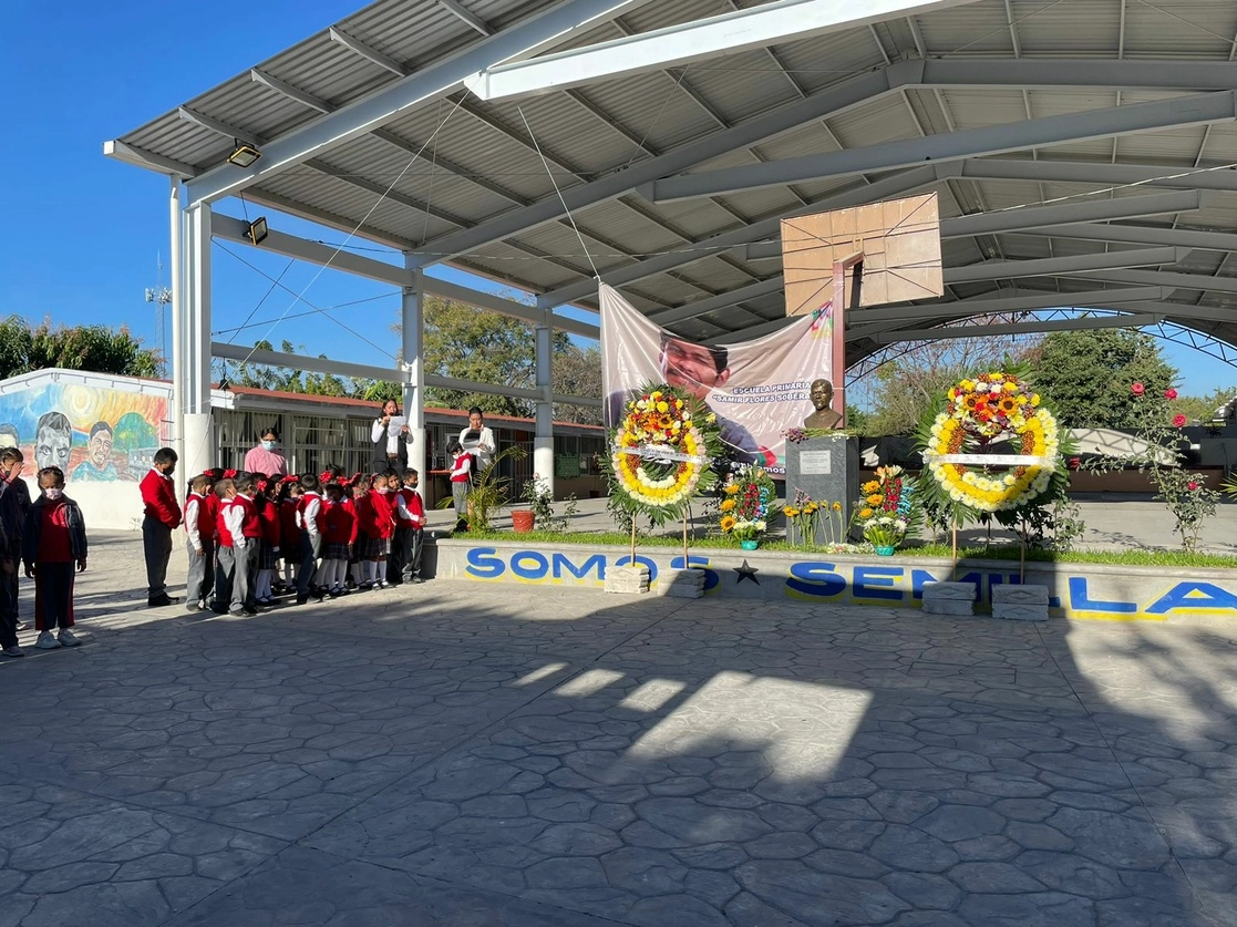Homenaje a Samir Flores en la escuela que lleva su nombre en Morelos. Foto Rubicela Morelos