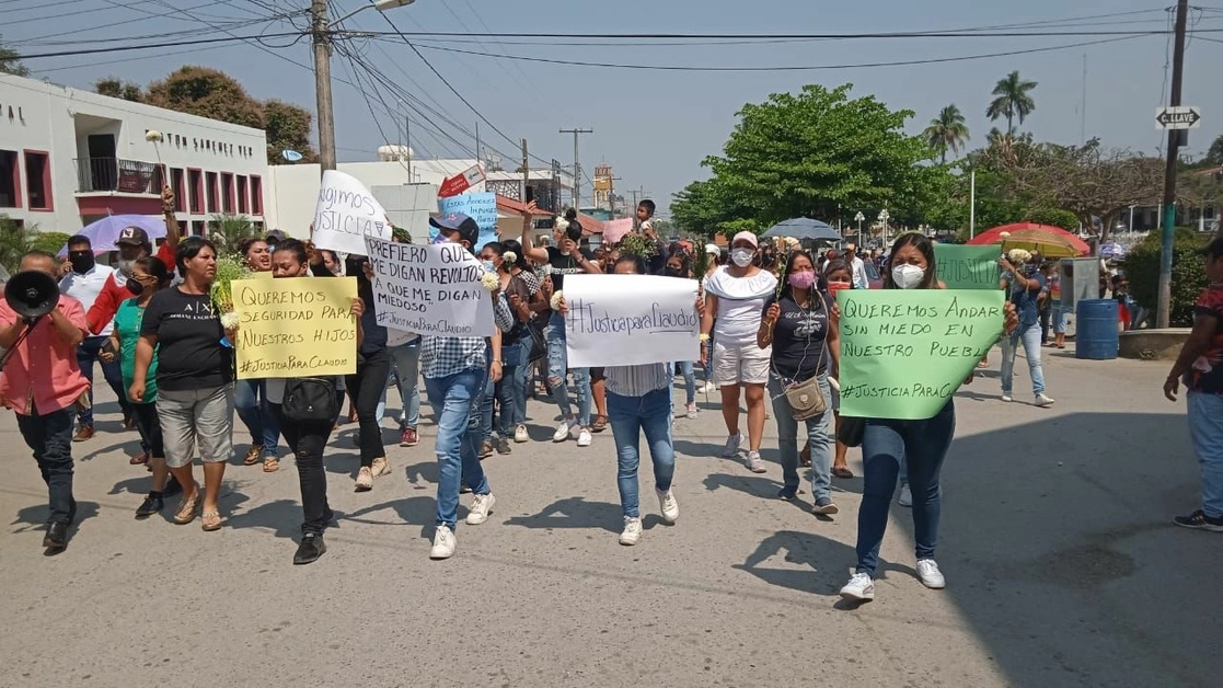 Familiares y amigos exigieron justicia para Claudio Alfonso Montiel, joven asesinado en Veracruz. Foto Sergio Hernández Vega