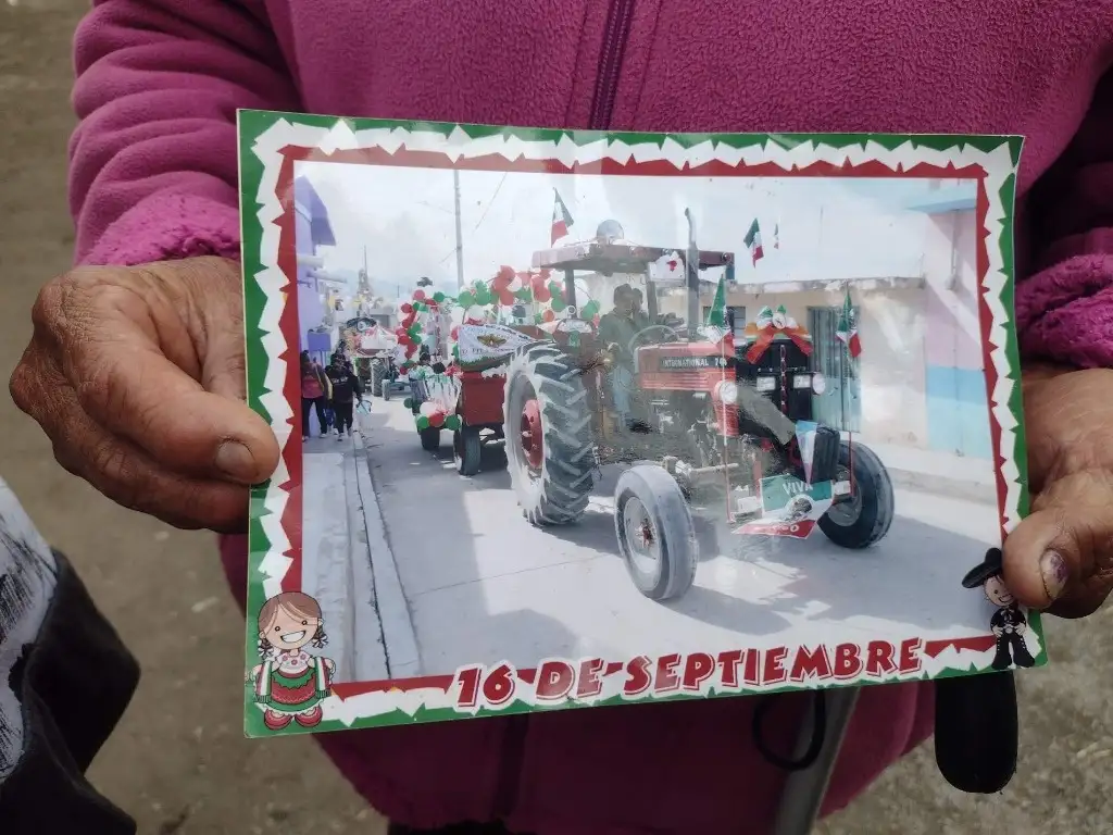 La familia xplicó que el tractor que tenían era una de sus posesiones preciadas, pues no sólo lo usaban en sus tareas en la agricultura sino que los ocupaban en festivales y desfiles. Foto 'La Jornada de Oriente' 