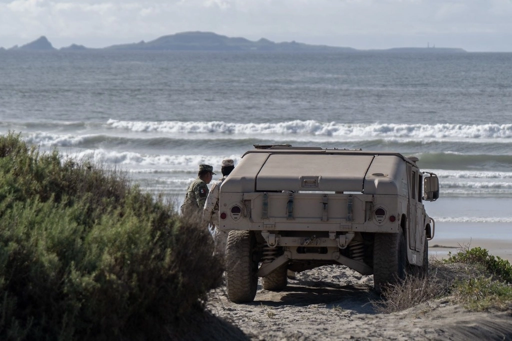 Siguen desaparecidos siete elementos de la GN arrastrados por el fuerte oleaje en playas de Ensenada, BC. Foto Omar Martínez / 'La Jornada Baja California'