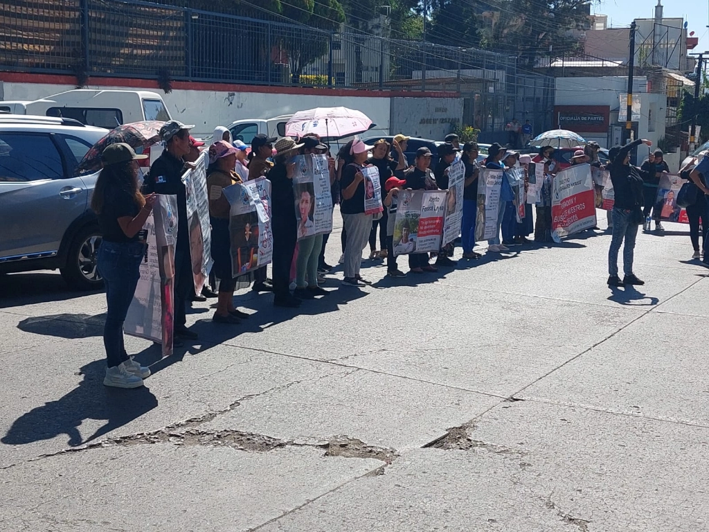 Colectivos señalaron que hasta que el caso Ayotzinapa no se esclarecido seguirán manifestándose. Foto La Jornada