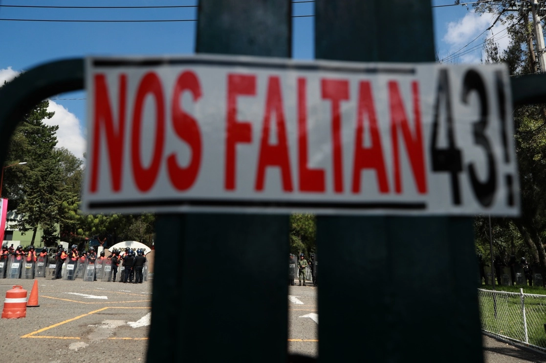 Miles de maestros de la Sección 7 del Sindicato Nacional de Trabajadores de la Educación (SNTE), adherida a la Coordinadora Nacional de Trabajadores de la Educación (CNTE), marcharon en varias regiones de la entidad para exigir justicia en el caso de los 43 normalistas de Ayotzinapa desaparecidos hace ocho años. Foto Alfredo Domínguez