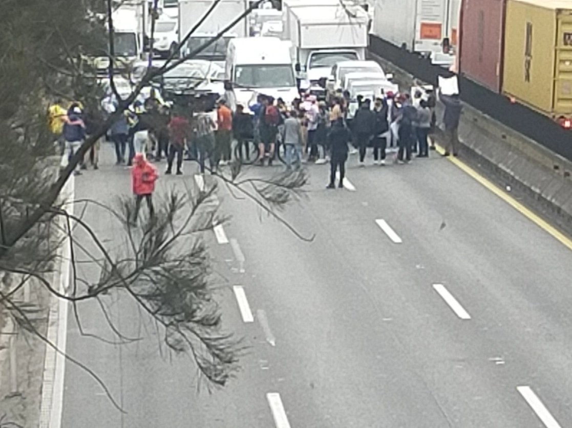 Autopista México-Querétaro bloqueada en ambos sentidos. Foto ‘La Jornada’