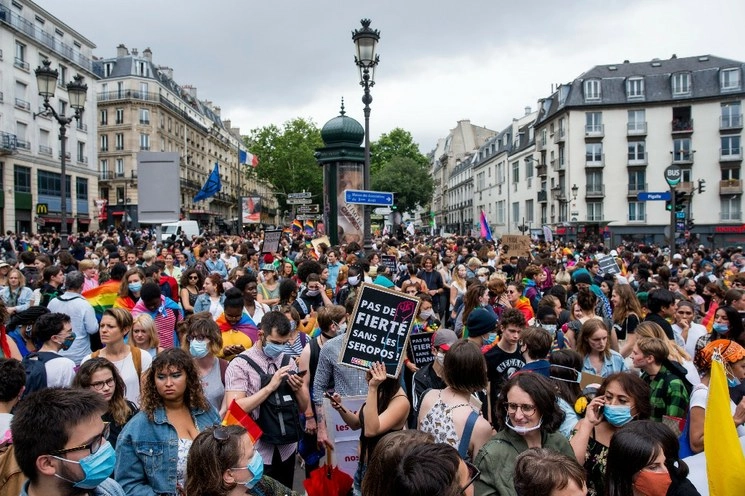 Los manifestantes tenían banderas y capas de arcoíris, ondeaban banderas amarillas y púrpuras por el movimiento del orgullo intersexual. Foto Ap