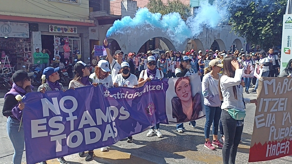 Unas dos mil personas marcharon para exigir justicia para la maestra Itzel Yoseline Remez Hernández, víctima de feminicidio. Foto Juan Ricardo Montoya 
