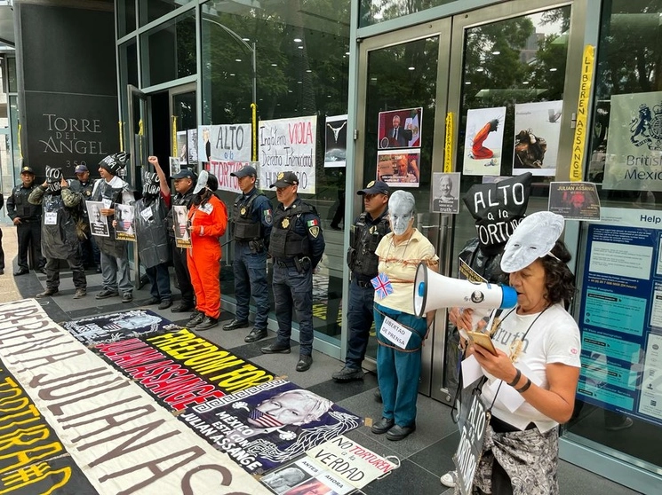 Integrantes de la Coalición Vida y Libertad por Julian Assange realizan una protesta para exigir la no extradición del periodista australiano, frente a la embajada del Reino Unido en México, el 26 de junio de 2023. Foto María Luisa Severiano