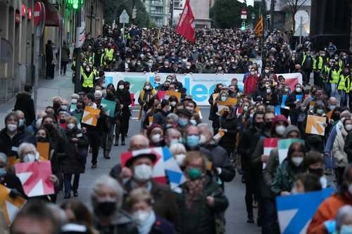 En la imagen, una de las columnas que exigieron el fin de la política de excepción que mantiene a los sentenciados de la ETA en cárceles fuera del País Vasco. Foto Europa Press