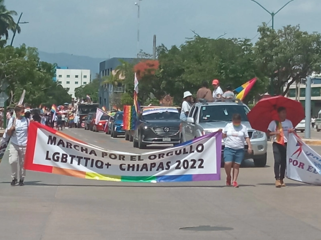 Cientos de personas participaron en la marcha del Orgullo Gay en Tuxtla Gutiérrez, Chiapas. Se pronunciaron por la defensa de los derechos de la comunidad y en contra los prejuicios y la homofobia. Foto La Jornada