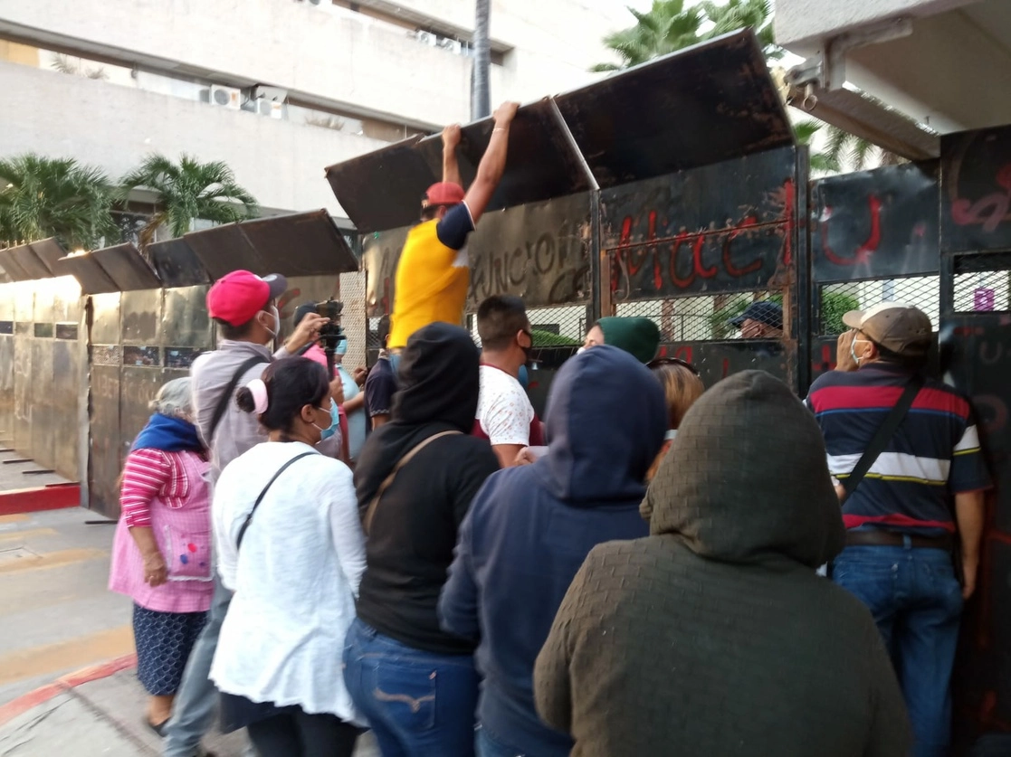 Pobladores exigen la liberación de sus compañeros. Foto La Jornada