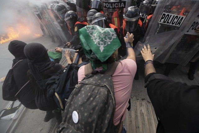 Feministas marcharon del Monumento a la Revolución a la antimonumenta, en Bellas Artes, en la Ciudad de México. Foto Alfredo Domínguez