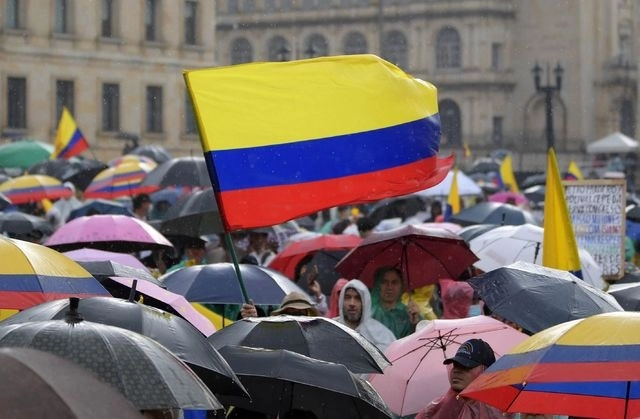 En Bogotá protestaron por más de un año de detención de manifestantes en el estallido social de 2021. Foto Afp