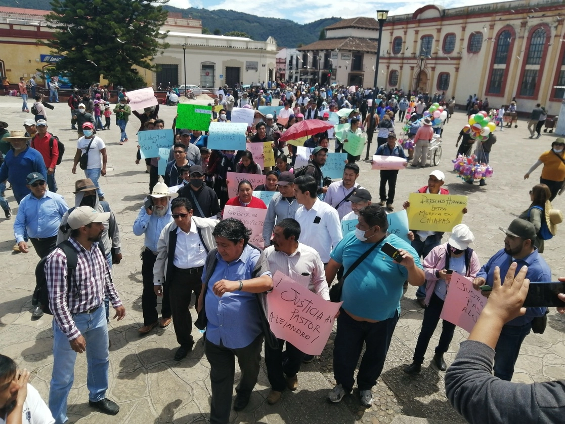 Alrededor de 300 evangélicos realizaron hoy una marcha para exigir la liberación del pastor Alejandro Jiménez detenido el sábado. Foto Elio Henríquez
