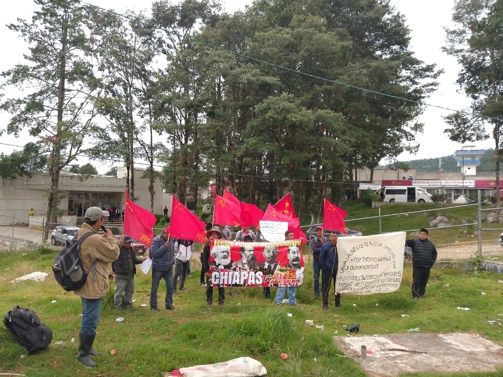 Integrantes del Frente Popular Revolucionario durante la protesta. Foto La Jornada