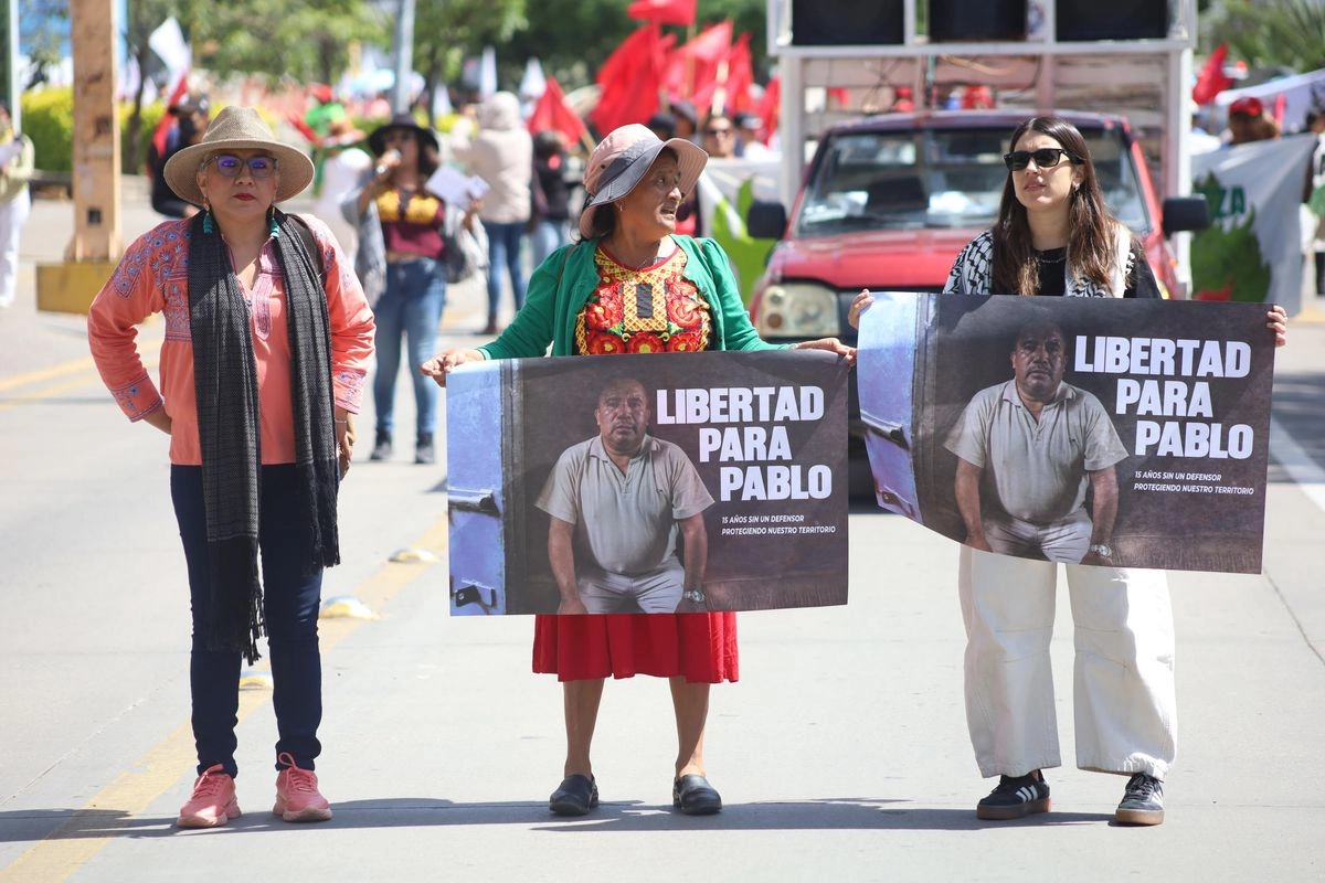 Integrantes de organizaciones defensoras de derechos humanos participaron en la manifestación para exigir la libertad del activista. Foto