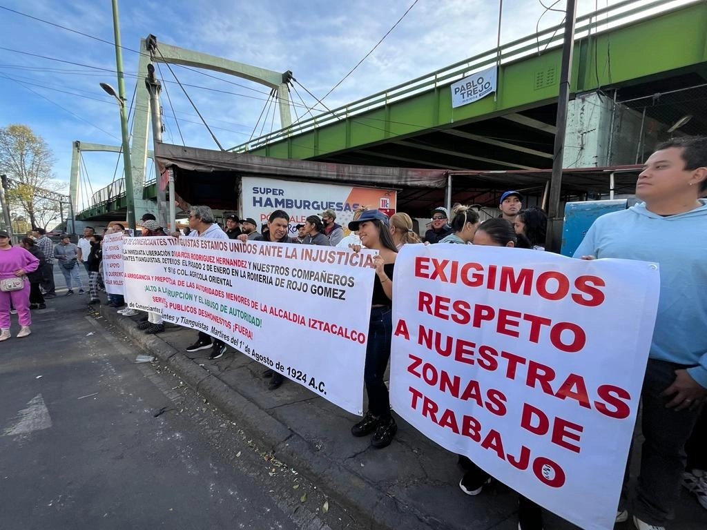 Familiares y amigos de los comerciantes detenidos bloquearon la Calzada Ignacio Zaragoza, a la altura de Canal de San Juan, exigen la liberación de sus compañeros. Foto: Alfredo Domínguez