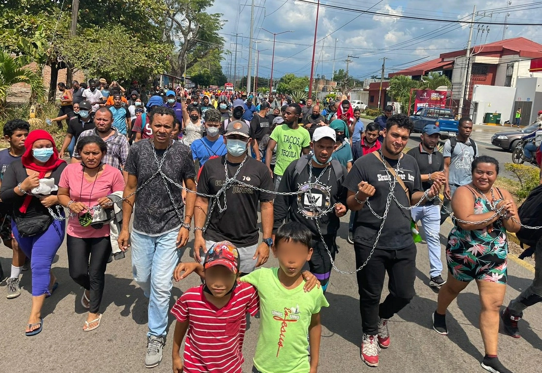 Extranjeros de diversas naciones marcharon ayer del parque Central a la estación migratoria Siglo XXI, en Tapachula, Chiapas, para demandar la liberación de al menos mil 500 indocumentados, porque “no son criminales”. Los retienen hasta 20 días sin que hayan cometido algún delito y en medio de la pandemia, denunció Irineo Mujica, director de Pueblo sin Fronteras. 'Foto La Jornada'