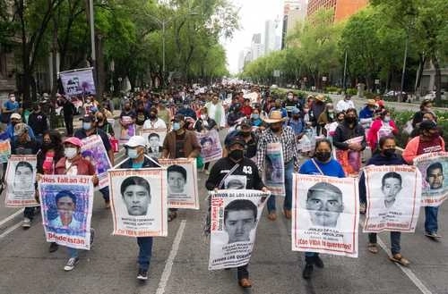 Familiares de los 43 normalistas de Ayotzinapa marcharon para exigir que los presenten vivos. Foto Pablo Ramos