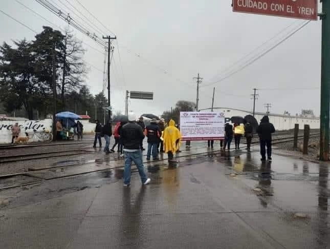 Integrantes del Frente Ferrocarrilero de Reconstrucción Sindical exigen que el gobierno cumpla con la liquidación faltante a ex trabajadores de Ferrocarriles Nacionales. Foto Eirinet Gómez