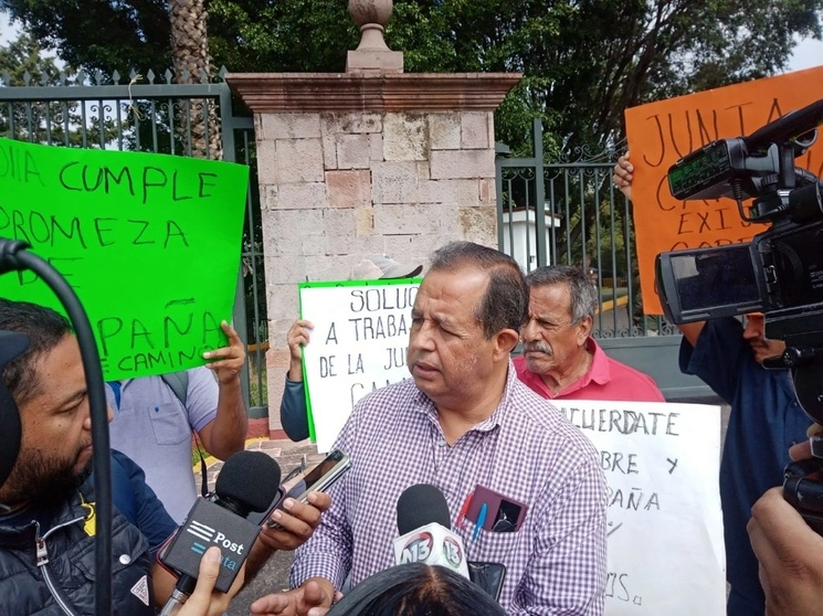 Trabajadores Los trabajadores de la extinta Junta Local de Caminos se manifestaron esta mañana frente a Casa Michoacán; exigen el pago de liquidaciones o la recontratación. Foto Ernesto Martínez Elorriaga