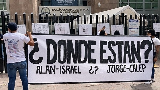 Cientos de personas protestaron para exigir la localización de cuatro jóvenes desaparecidos en territorio jalisciense. Foto Colectivo San Luis