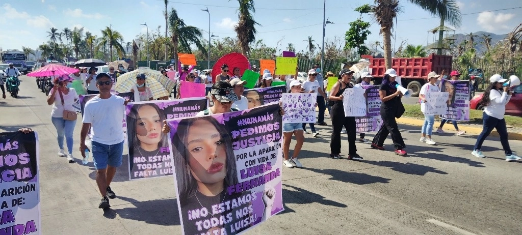 Decenas de familiares y amigos de la joven piden agilizar la búsqueda de Luisa Fernanda. Foto Héctor Briseño