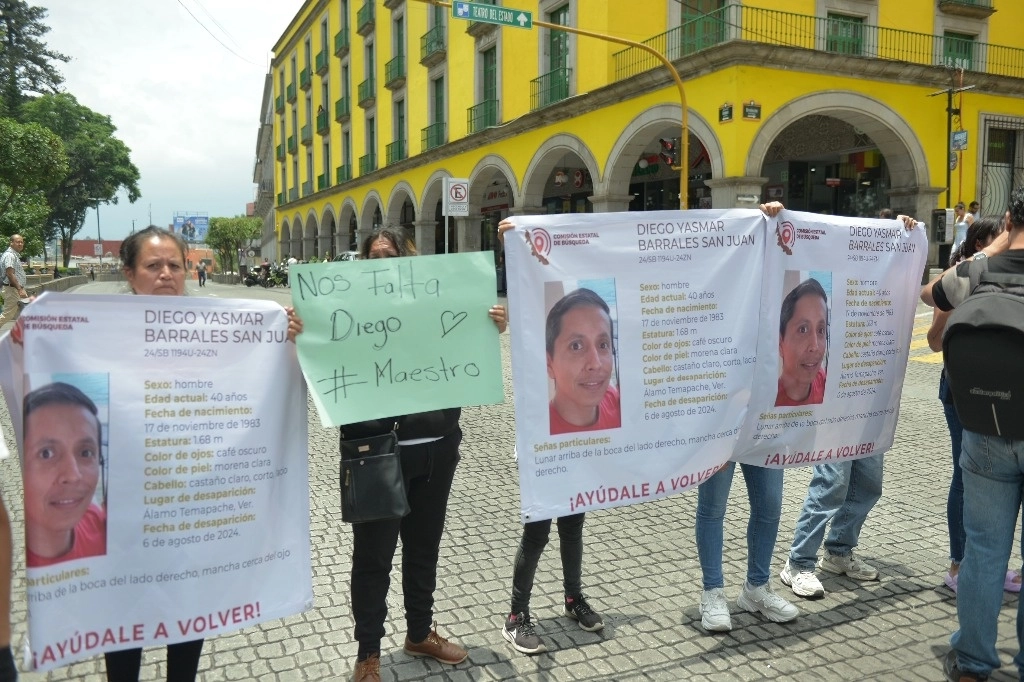 Amigos y familiares del maestro de Telebachillerato  Diego Yasmar Barrales, exigieron a las autoridades su localización con vida. Foto Carlos Nava
