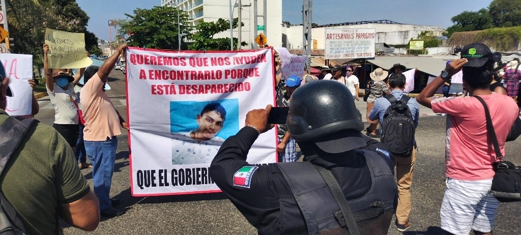 Bloqueo en la avenida Costera Miguel Alemán, por la desaparición de Ángel Fernando Ramírez Salomé, de 20 años de edad. Foto Héctor Briseño