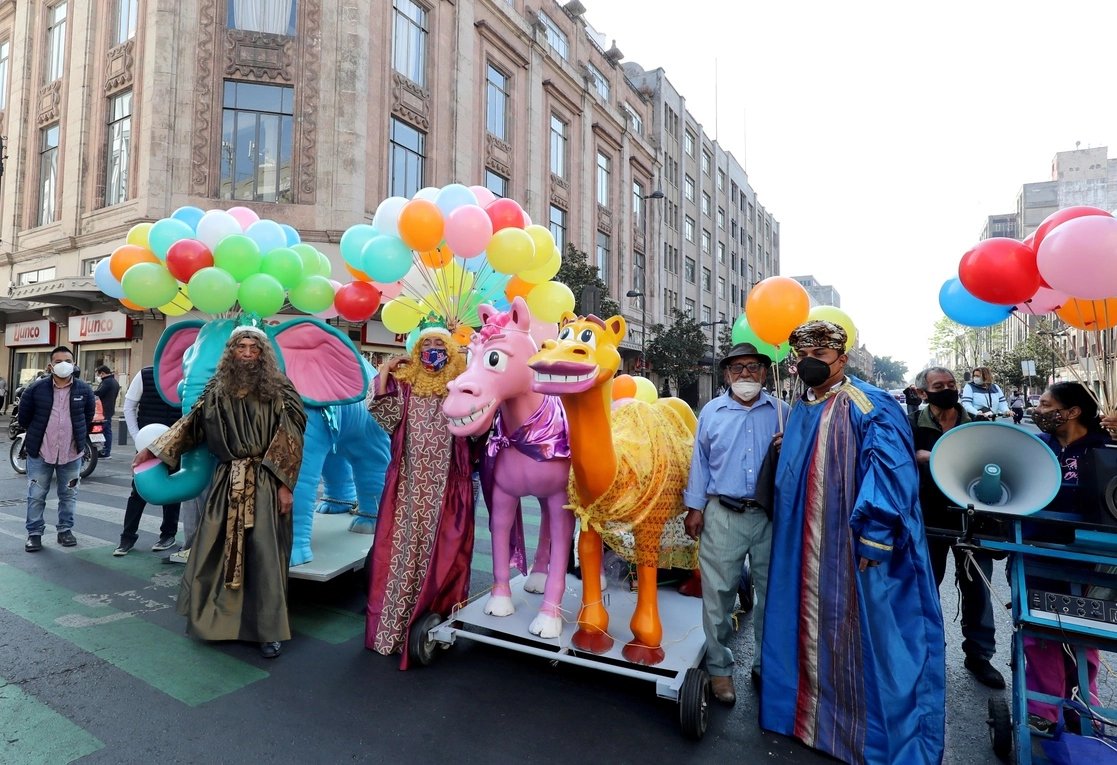 Unos 20 comerciantes disfrazados de los personajes navideños se manifestaron ayer en la calle 20 de Noviembre, en el Centro Histórico capitalino, para demandar que los dejen instalar su romería decembrina en la Alameda Central o en algún otro punto de la ciudad. Autoridades sostuvieron una reunión con representantes de los inconformes. Foto Roberto García Ortiz
