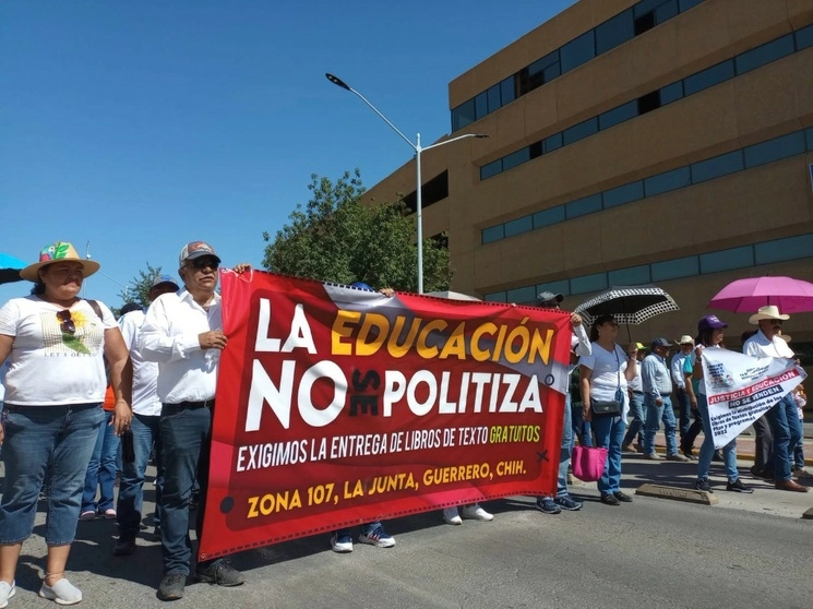 Los manifestantes reclamaron a la gobernadora panista materiales de la Nueva Escuela Mexicana. Foto Jesús Estrada