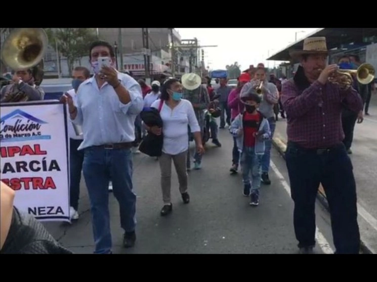 Los trabajadores que protestan dijeron estar dispuestos a llevar a cabo las medidas sanitarias que establezcan las autoridades, pero pidieron con urgencia que se les permita reabrir sus negocios. Foto La Jornada