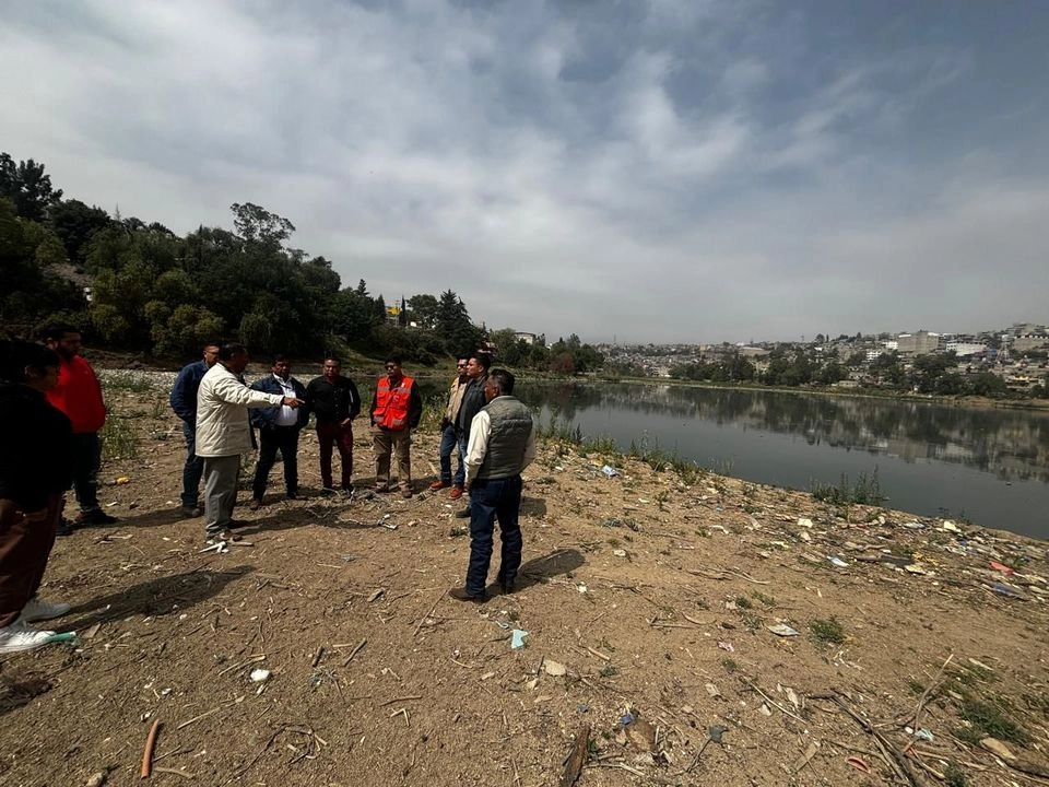 Cuadrillas de limpieza de Naucalpan junto a autoridades del organismo de agua supervisan los trabajos para el correcto funcionamiento de la presa Los Cuartos. Foto