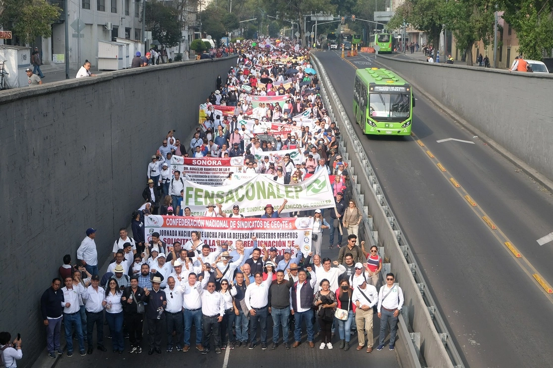 Miles de integrantes de sindicatos de instituciones como el Conalep, el Colegio de Bachilleres, los Cecyt y el Telebachillerato Comunitario marcharon ayer a la Cámara de Diputados para demandar aumento de recursos y respeto a derechos laborales. Aseguran que hay un adeudo de tres mil millones de pesos. Una comisión de legisladores acordó atender peticiones. Foto José Antonio López
