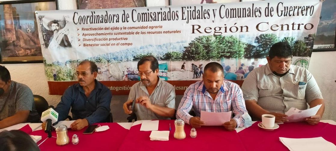 La Coordinadora de Comisarios Ejidales y Comunales del estado de Guerrero en conferencia de prensa. Foto Sergio Ocampo Arista