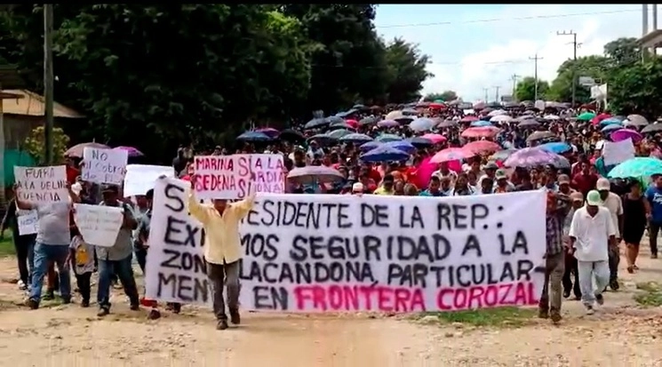 Marcha del arco de entrada a la localidad de Frontera Corozal, en Ocosingo, Chiapas, hasta la plaza central del pueblo, localizada a dos kilómetros de distancia, en demanda de seguridad. Foto ‘La Jornada’ / Archivo
