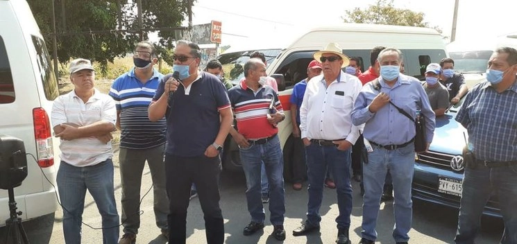 Los conductores de la columna, conformada por unos 70 automotores, entregaron a la SCT un escrito con sus demandas. Foto La Jornada