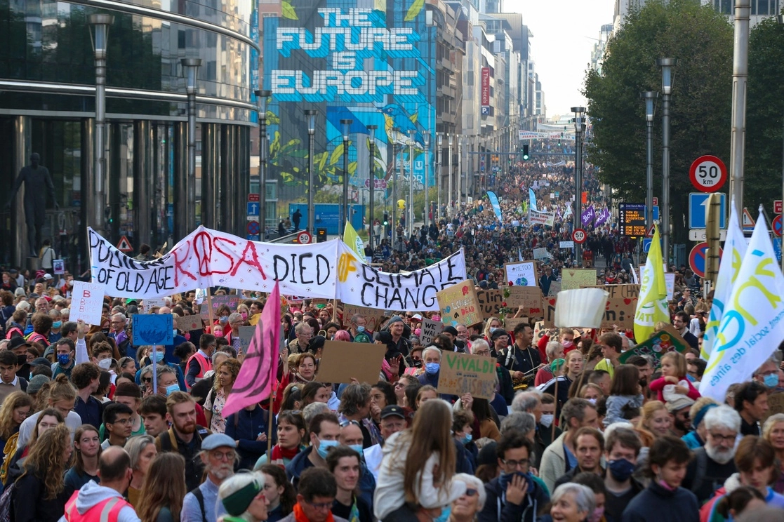 Miles de personas marcharon ayer en Bruselas para presionar a líderes mundiales a poner en marcha acciones concretas que reduzcan las emisiones de carbono y frenen el calentamiento del planeta. Alrededor de 80 organizaciones participaron en la protesta, a tres semanas de la cumbre climática de la Organización de Naciones Unidas que se realizará en Glasgow, Escocia. Foto Afp